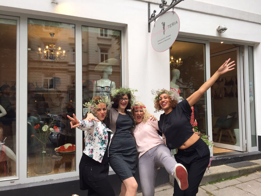 Schenke deiner besten Freundin ein besonderes Event, z.B. zum Geburtstag oder zum Junggesellinnenabschied, eine Dessous-Party in der DESSOUSTERIA in Hamburg