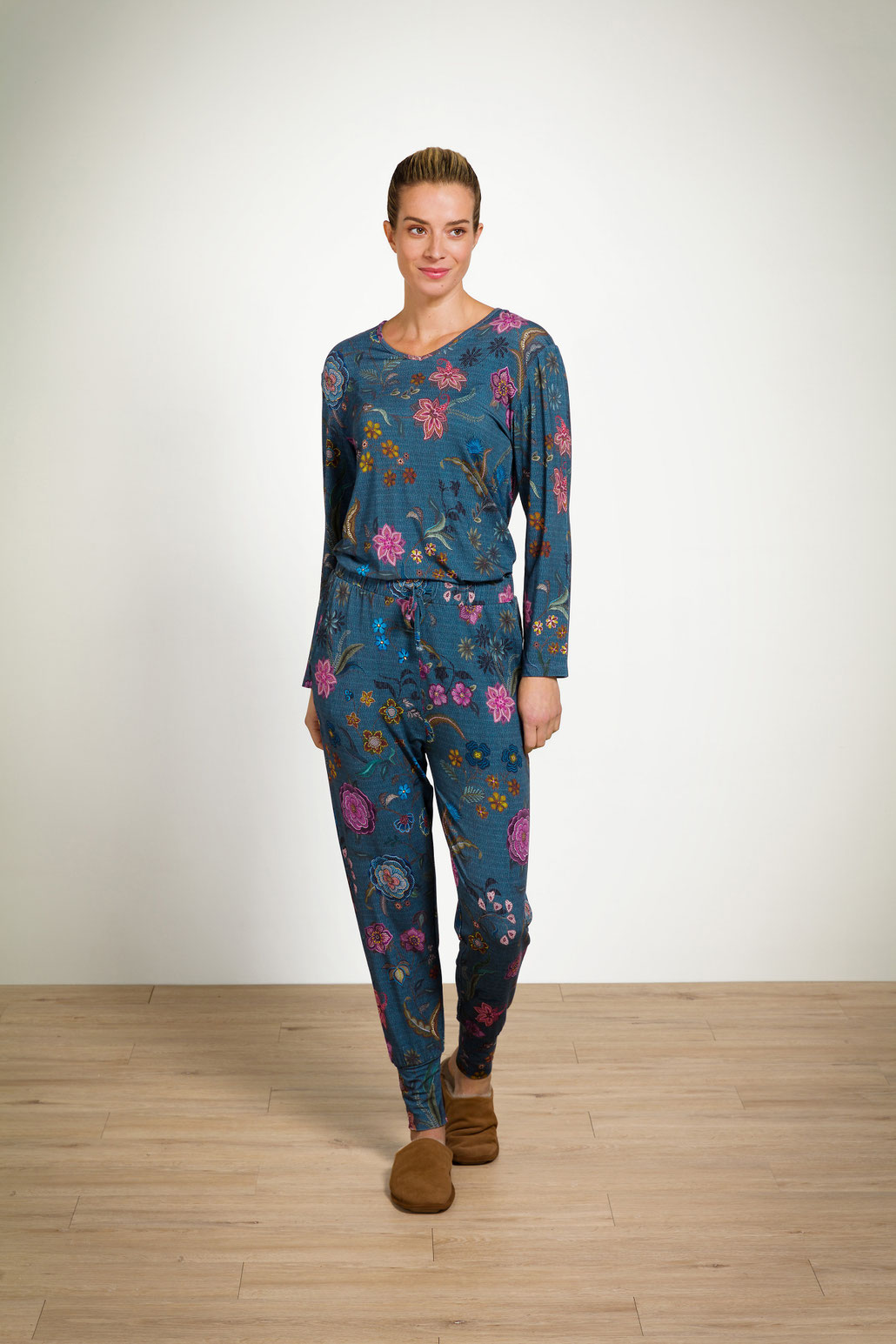 Nachtwäsche Hamburg: Die Pyjamahose mit Tunnelzug und Einschubtaschen bietet dir eine extra Portion Gemütlichkeit. Das Long Sleeve "Coco Flower" macht deinen Look komplett. Foto: Pip Studio