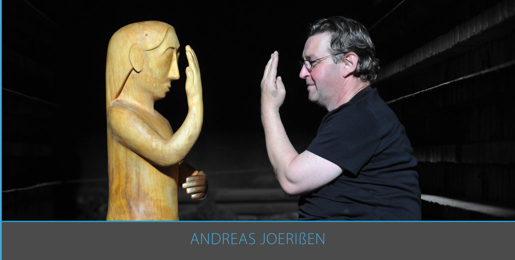 Bereich "Joe – Andreas Joerißen". Hier ist Andreas Joerißen mit einer Skulptur in Interaktion dargestellt.