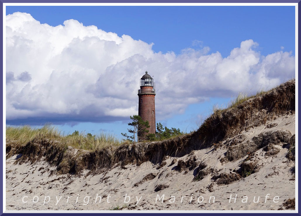 Der Leuchtturm am Weststrand ist neben Windflüchtern und Weststrand eines der Darßer Wahrzeichen.