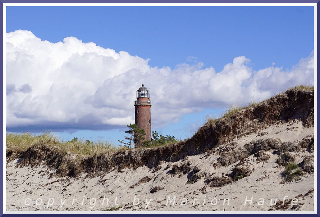 Der Leuchtturm am Darßer Ort gehört wie der Weststrand und die Windflüchter zu den Darßer Wahrzeichen.