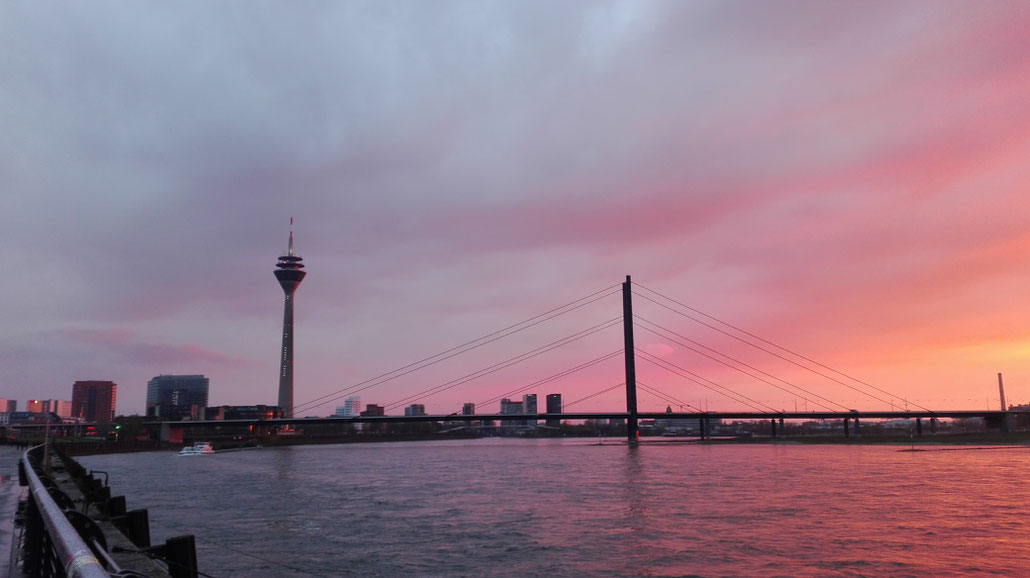 Düsseldorf Medienhafen Rheinpromenade