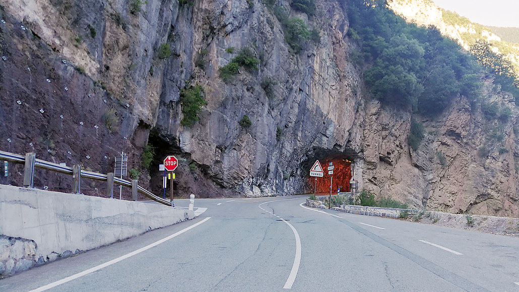Abzweigung Route des Grandes Alpes in Richtung Süd nach Saint-Sauveur-sur-Tinée © Pässe.Info