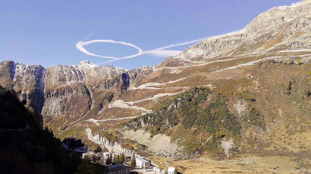 Kondensstreifen-Kreis 20171010 Grimselpass © Pässe.Info