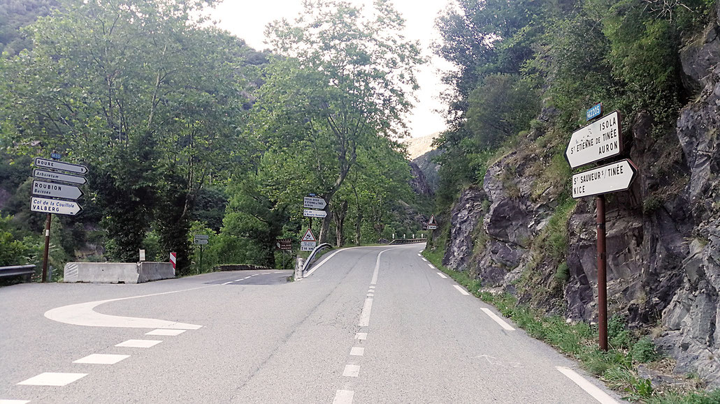 Abzweigung Route des Grandes Alpes in Richtung Nord nach Saint-Sauveur-sur-Tinée © Pässe.Info