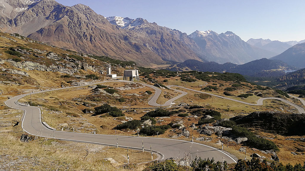 Kurvige Strasse vom San-Bernardino-Pass ins Misox im Tessin © Pässe.Info