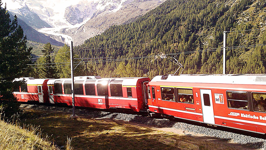 Bernina-Express und Morteratschgletscher © Pässe.Info