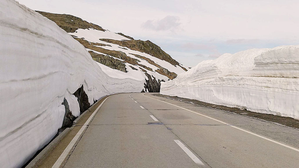 Schneewände Nufenenpass © Pässe.Info