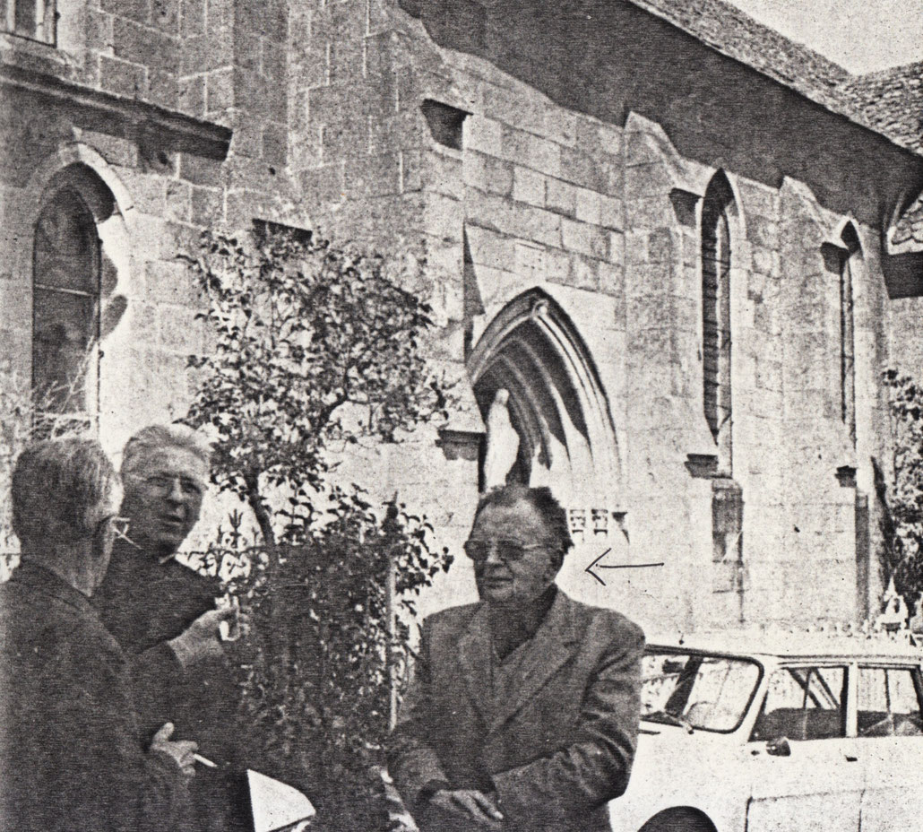 Abbé Pierre Terrassier avec Mgr Pourchet devant l'église d'Ussel (Cantal)