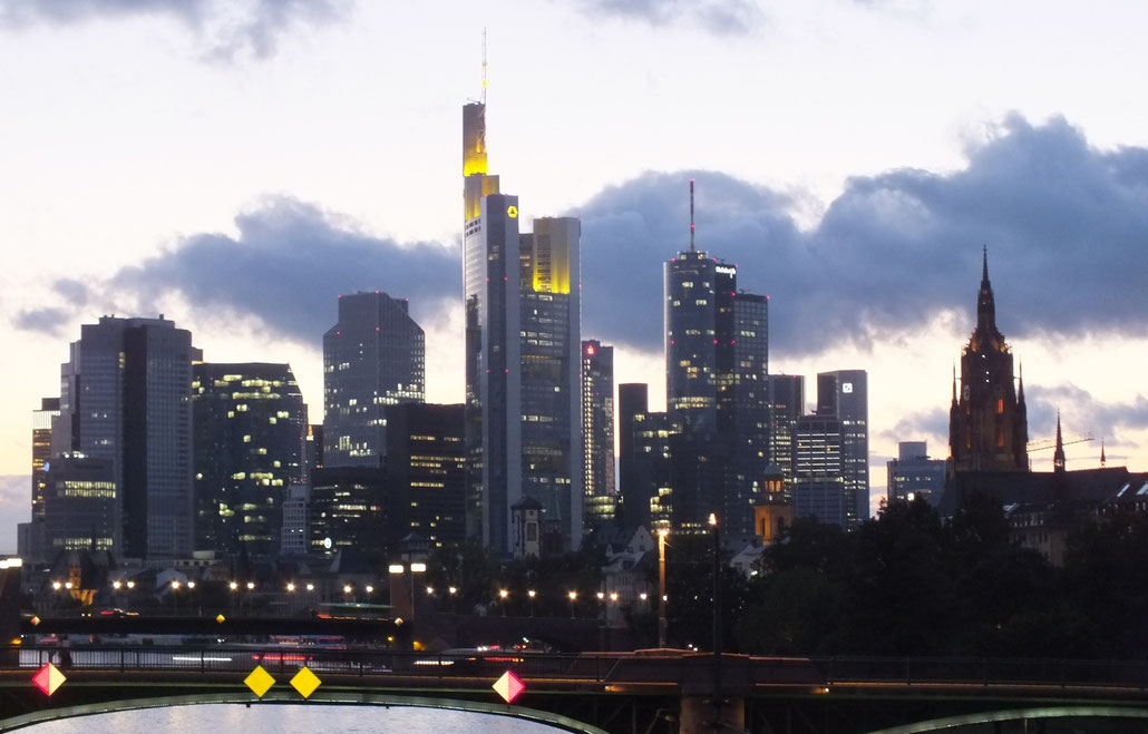 Dämmerung, Blick von der Flößerbrücke auf die Skyline von Frankfurt am Main, 02.09.2015