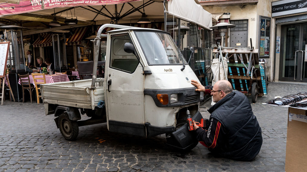 It can't get more Italian than this: A marketer repairing its Piaggio Ape. Almost too much of a cliché...