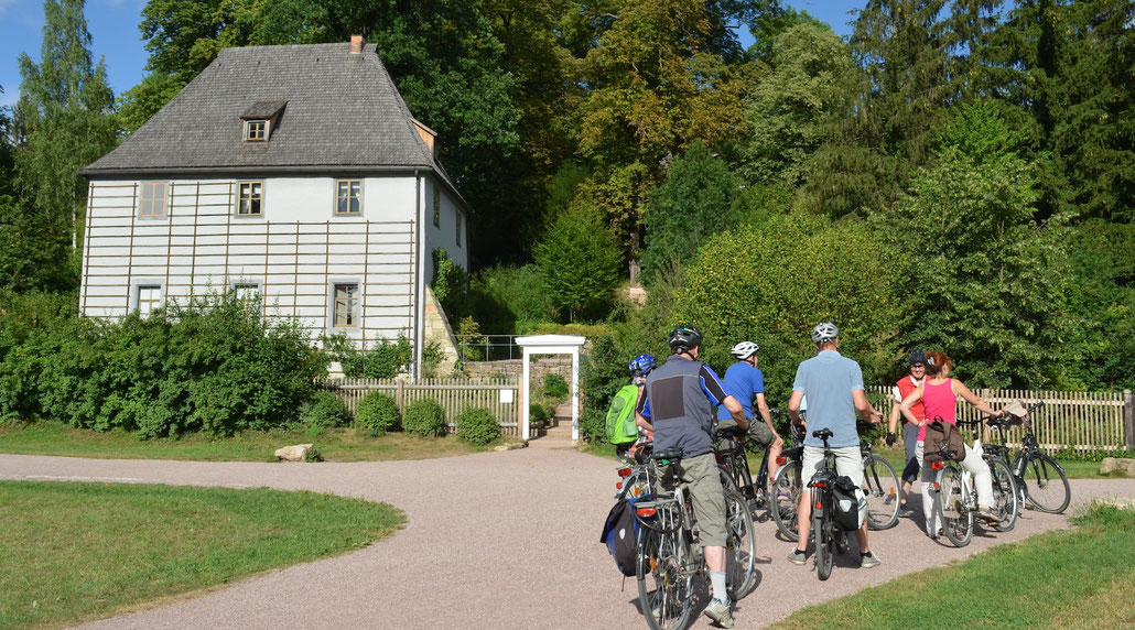 RadfahrerInnen vor Goethes Gartenhaus in Weimar