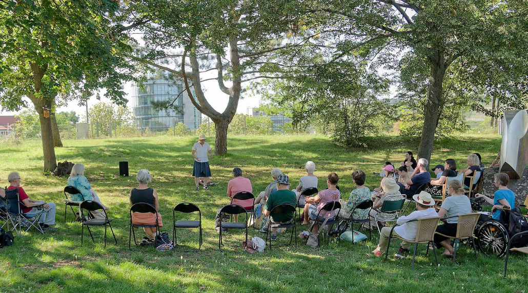 Erzaehlvreanstaltung im Garten, Zuhörergruppe