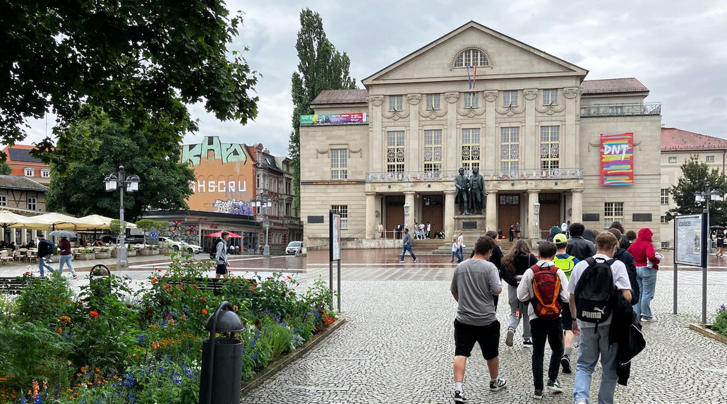 Schüler und Schülerinnen auf dem Theaterplatz in Weimar