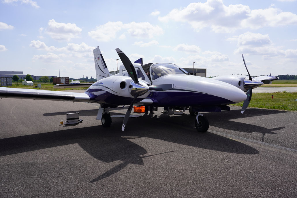 Erste Testflüge erfolgten im Mai 2025 mit einer Diamond DA-62 und einer Piper 28 D-EDTS über Flächen in Bernburg und Dessau. Foto: Hochschule Anhalt/Praxwerk