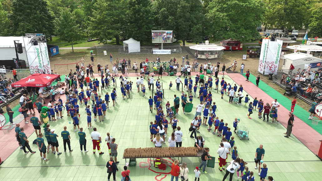 Luftbild während sich 200 Kinder am neuen Handball-Weltrekord versuchen © MRSS Design / megawoodstock.com