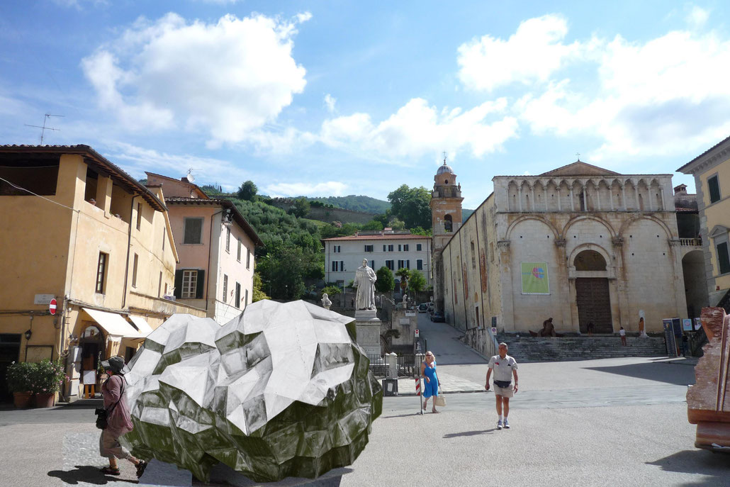 Rendering how it would look like if an ASTEROID - sculpture by HEX would be placed at Piazza del duomo in Pietrasanta, Italy.