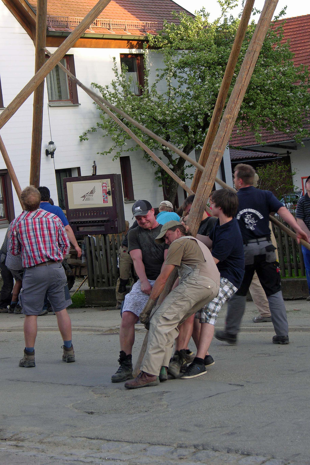 Setting up the Maypole