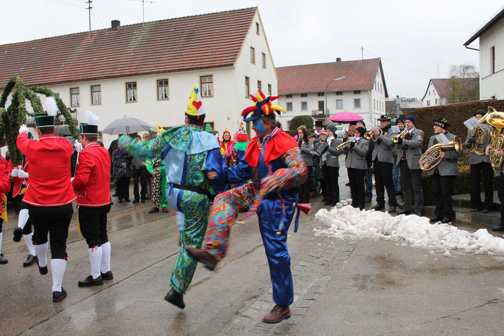 Sculptor HEX dances a traditional bavarian folk dance. HEX is a Fellow of the Royal British Society of Sculptors in London.