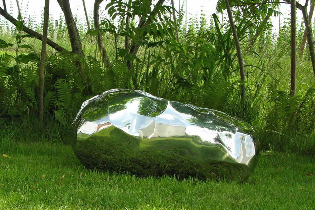 This smooth mirror finished stainless sculpture reminds me a bit of the "CLOUD GATE" by Anish Kapoor. Nicole Farhi lives in London and shows sometimes at Abby Hignell Gallery.