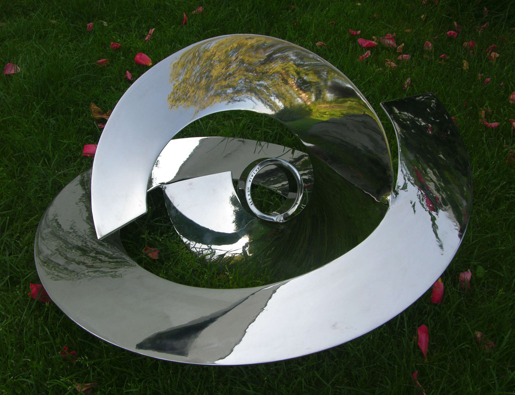 Abstract spiral sculpture by HEX. This MASTERPIECE is made out of stainless steel. VICTORIA SIDDALL is director of FRIEZE ART FAIR 2017.