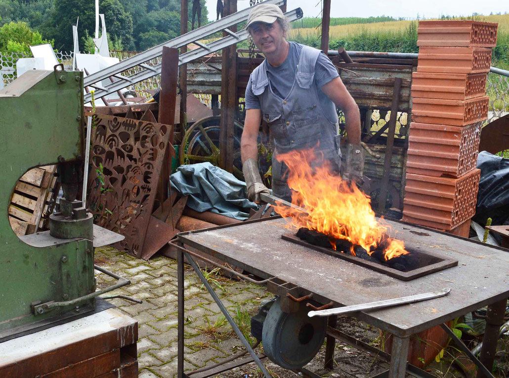 The abstract sculptor HEX working with his industrial hammer. Victoria Siddall, Clare Lilley, Maria Balshaw joined the Ruinart reception of FRIEZE.