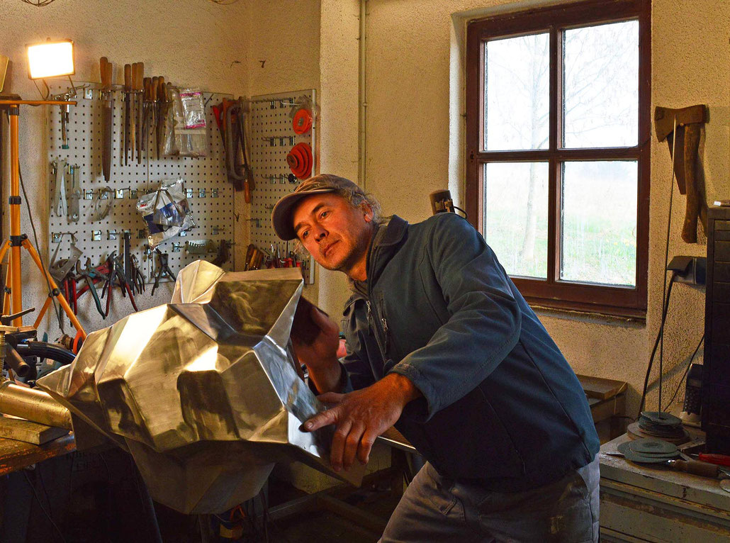 HEX working on an abstract sculpture in his Munich studio. Victoria Siddall is director of FRIEZE. Thaddaeus Ropac runs also a gallery in London.