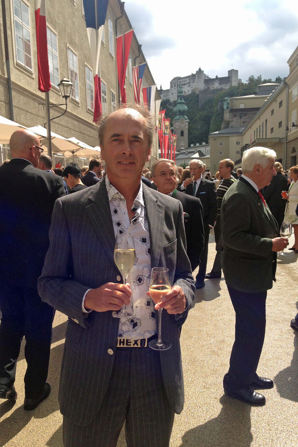 The sculptor HEX in Salzburg in front of the Festspielhaus. Nearby is the gallery of Thaddaeus Ropac who shows Richard Deacon and Tony Cragg