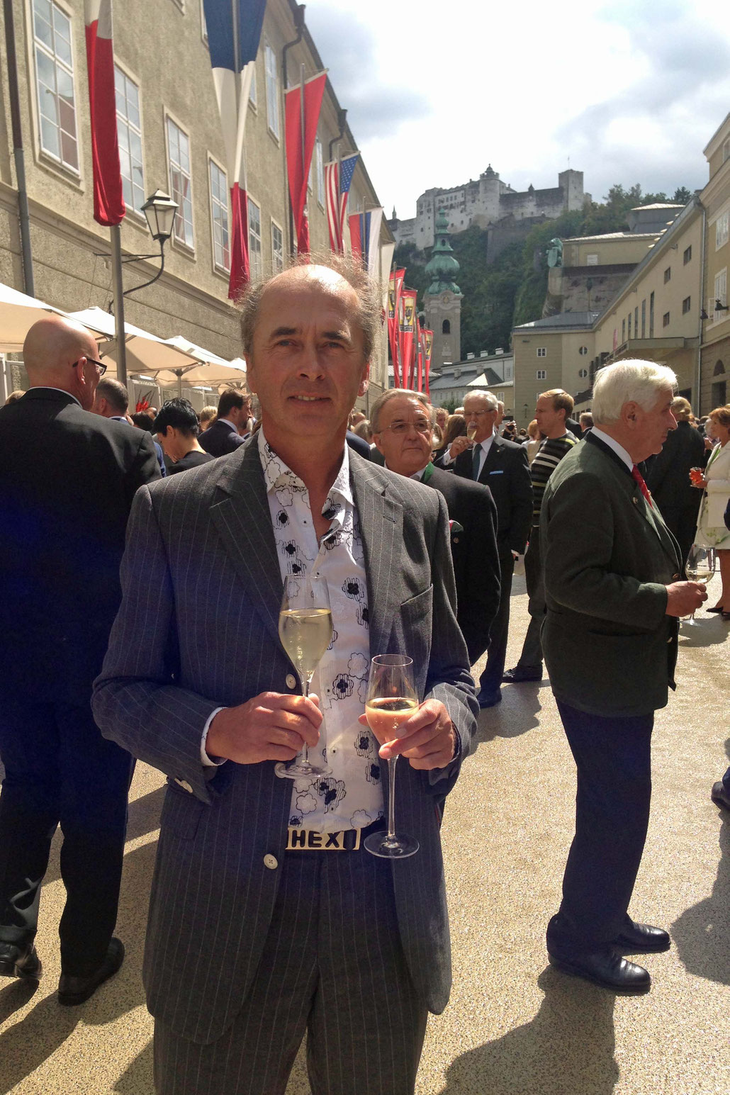 The sculptor HEX in Salzburg in front of the Festspielhaus. Nearby is the gallery of Thaddaeus Ropac who shows Richard Deacon and Tony Cragg