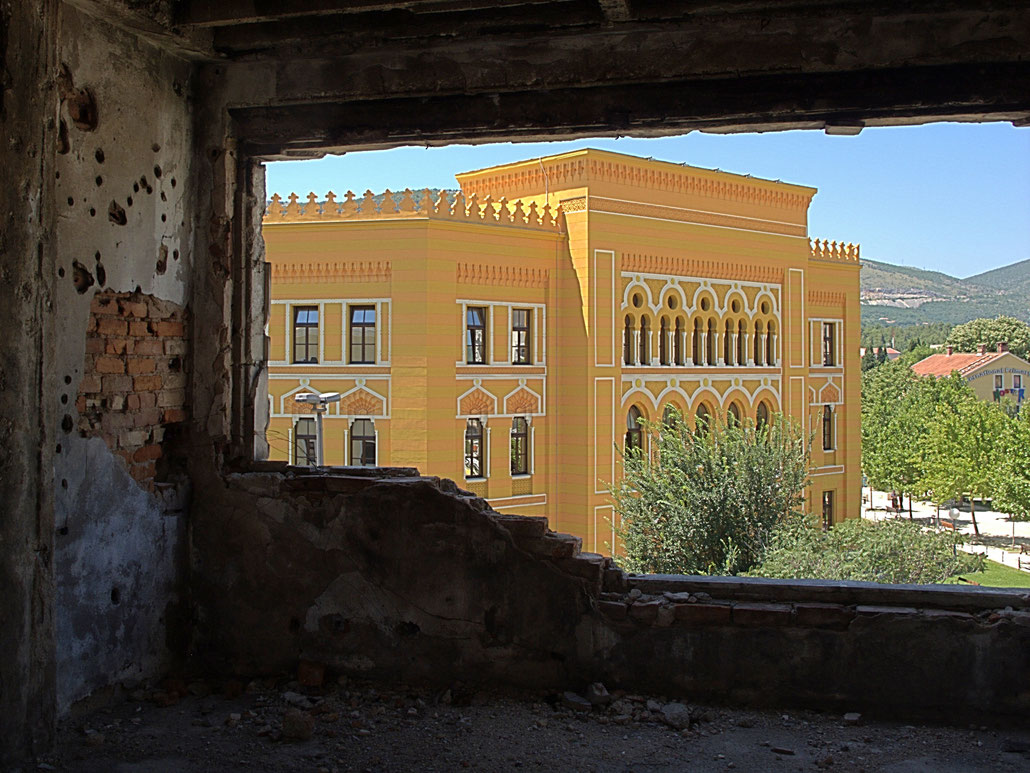 Mostar. Restauriertes österreichisches Gymnasium (hinten), Kriegsruine (Standort)