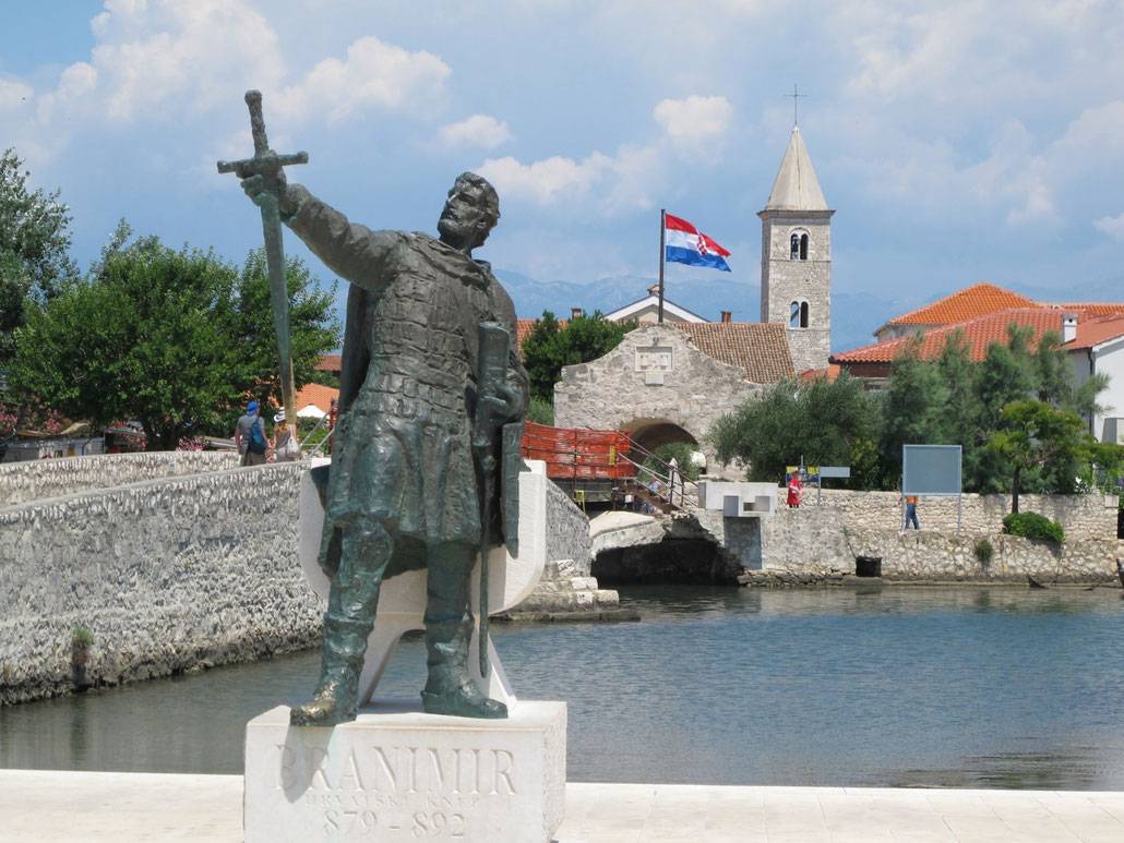 Nin. Fürst Branimir, Herrscher von Dalmatien und Katholisator Kroatiens, vor den Mauern der Stadt.