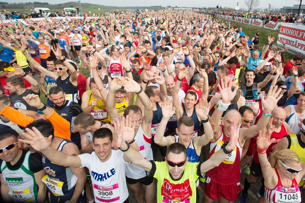 Move your hands up in the air, Photo Freiburg Marathon
