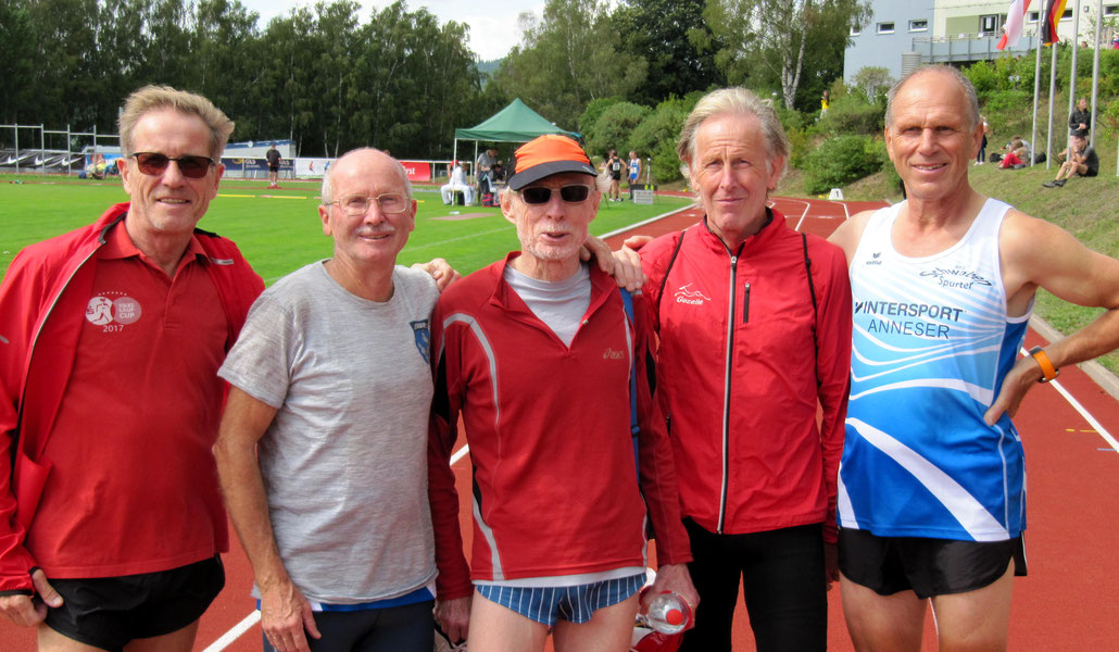 Das Team der StG Pforzheim-Masters zusamemn mit den Deutschen Meistern der StG Schwaben-Spurter; von links: Klaus Overzier, Franz Herzgsell, Wolfgang Eläßer, Peter Schultz und Rainer Hintschich (Foto: Walter Rentsch)
