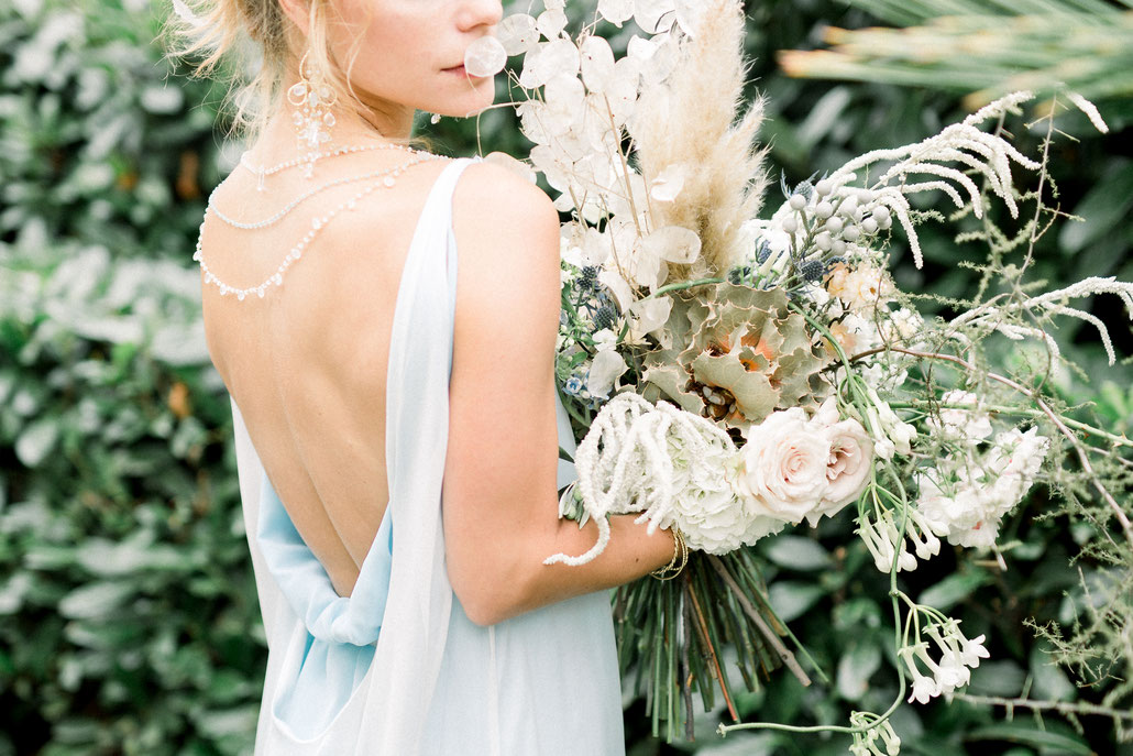 Brautinspiration in Meissen mit einem Brautkleid von Eva Mühlenbeck, Schmuck von Corinna Aurelia und einem Brautstrauß von der Blumenbinderei. Planung von marrylight wedding & event.