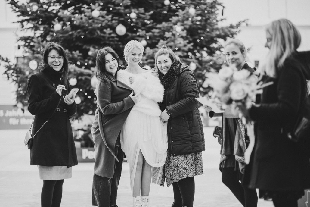 Styled Shooting auf der Eislaufbahn im Taschenbergpalais Kempinski Dresden. Teamwork von Kataligraphie, Fabienne Lunden, Emily, marrylight wedding & event, ZoKa Fotosessions und Corinna Aurelia. HEY HEY LOVE, das Hochzeitsnetzwerk in Dresden startet.