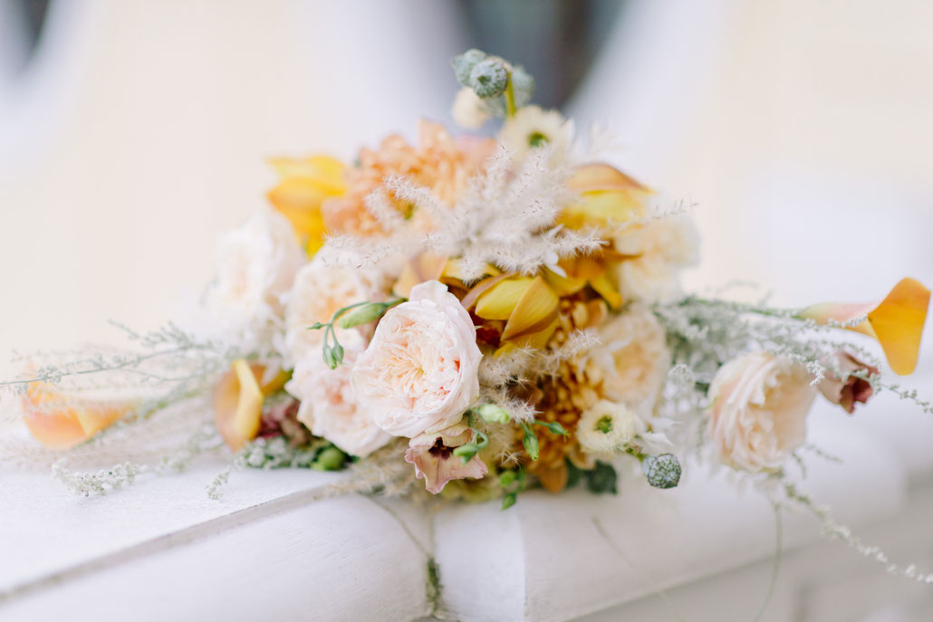 Brautstrauß auf dem Balkon des Kempinski Taschenbergpalais Dresden. Gefertigt von der Floristikwerkstatt Zauberhaft, fotografiert von ZoKa Fotosession, Hochzeitsplanung durch marrylight wedding & event