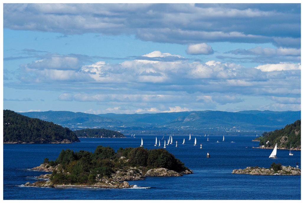 Inseln, Segelboote und blaues Meer im Oslofjord