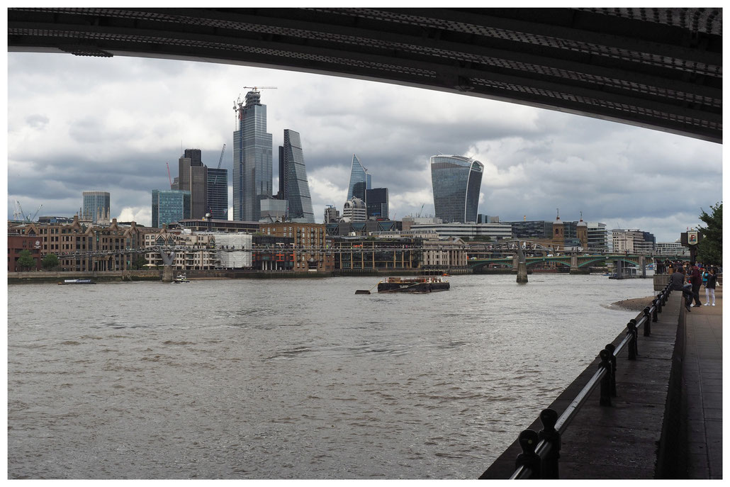 Auf dem The Jubilee Walkway mit Blick über die Themse auf das Finanzzentrum in London