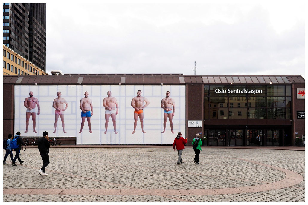 "Camel Toe" by Adel Abidin an der Fassade des Osloer Hauptbahnhofs 2016