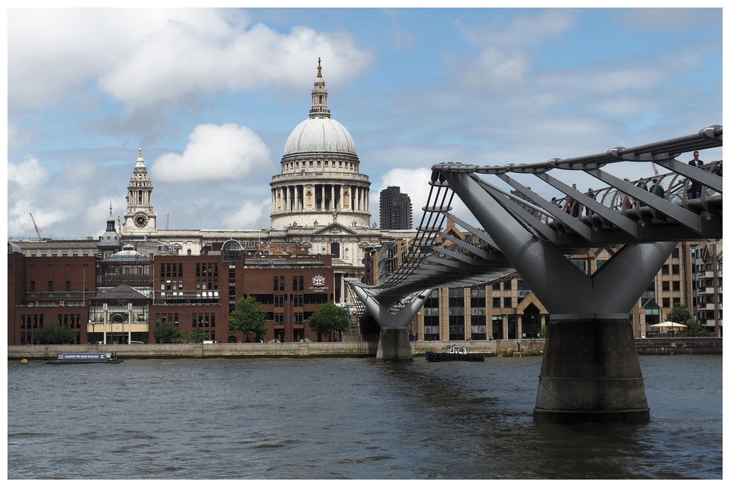 Blick entlang der Millennium Bridge in Richtung St. Paul's Cathedral in London