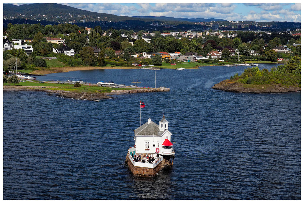 Restaurant Dyna Fyr im Oslofjord, im Hintergrund Oslo und die Berge dahinter