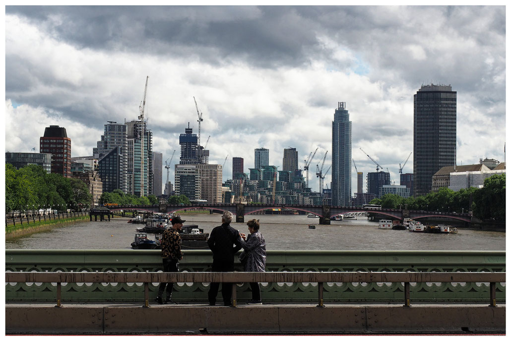 Blick in Richtung Lambeth Bridge und die Neubauten am südlichen Themseufer in London