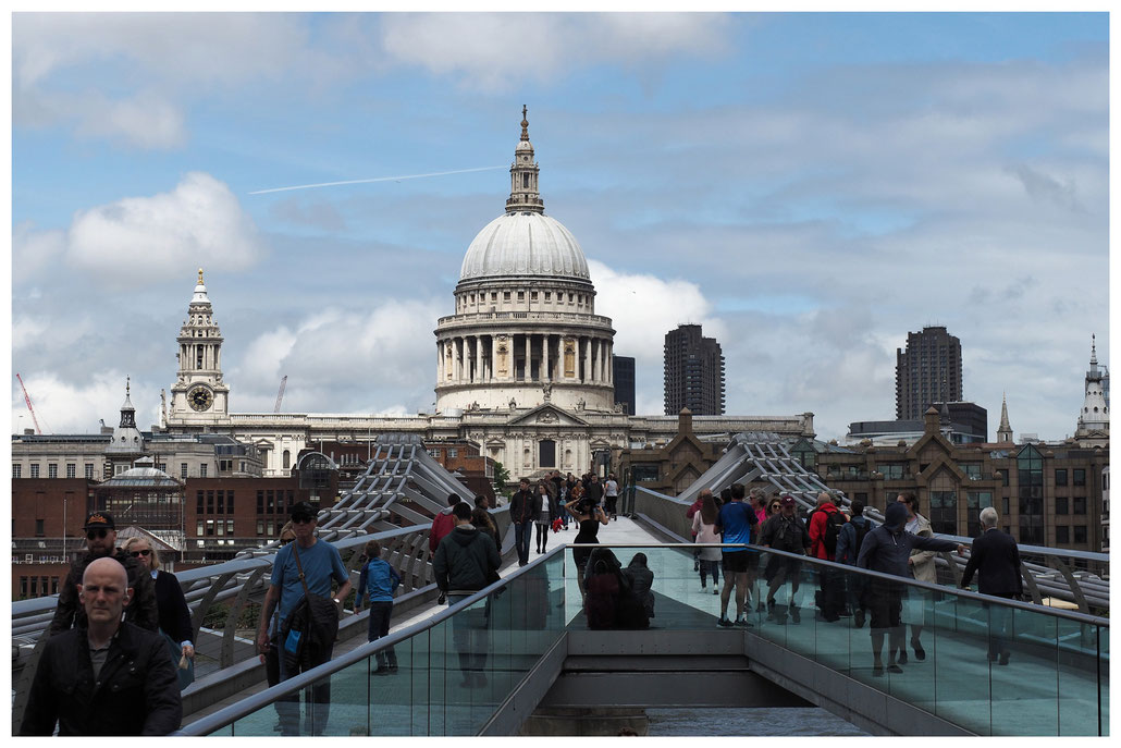 Blick entlang der Millennium Bridge in Richtung St. Paul's Cathedral in London