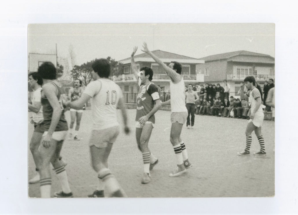 Camp. 1977/78 -Piattaforma Bindi-Sfida contro l'Orvea Teramo. Giulianova con le canotte bianche sui riconoscono Gino Rosa e Andrea Beccaceci