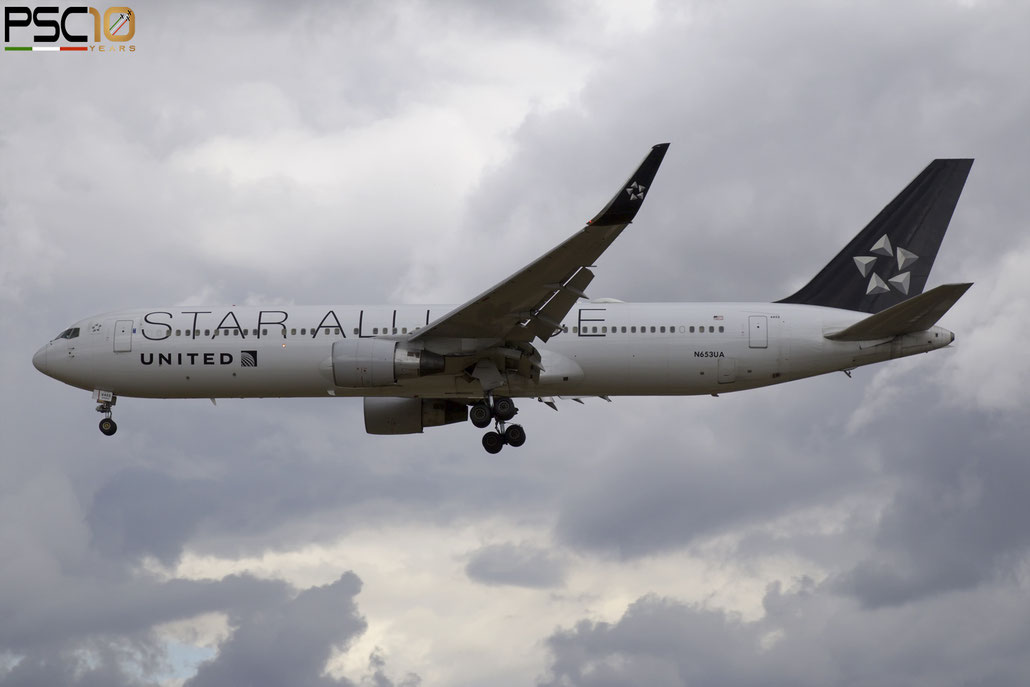 N653UA  B767-322ER  25391/460  United Airlines @ London Heathrow © 2022 Piti Spotter Club Verona