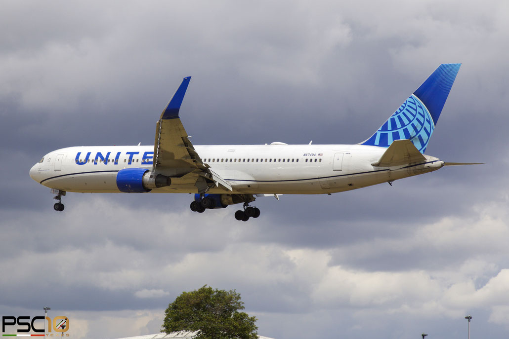 N674UA  B767-322ER  29242/782  United Airlines  @ London Heathrow © 2022 Piti Spotter Club Verona