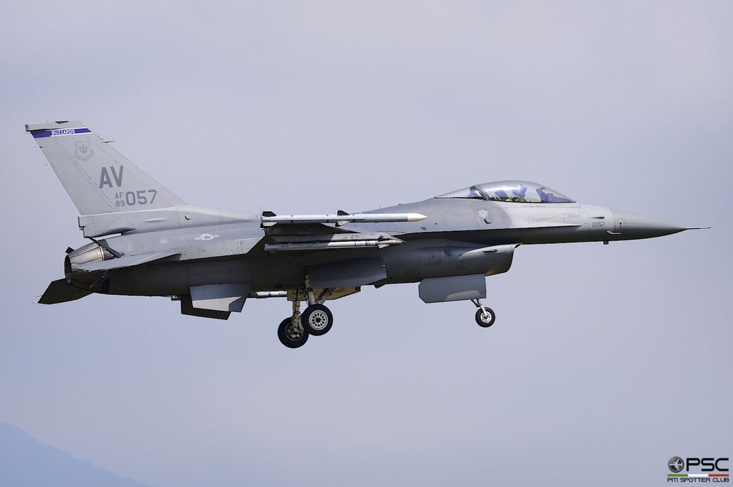 89-2057  AV  F-16CM-40-CF  1C-210  510th FS © Piti Spotter Club Verona 