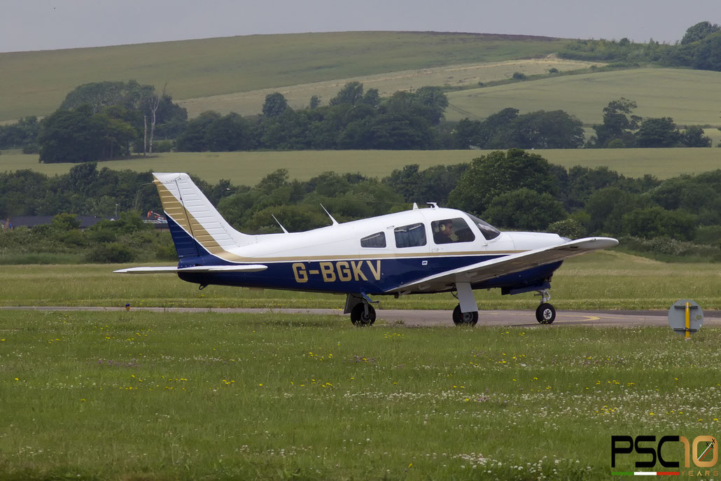 G-BGKV Piper PA-28R-201 Cherokee Arrow III · Serial #: 7737156 @ Brighton City Airport ©  2022 Piti Spotter Club Verona