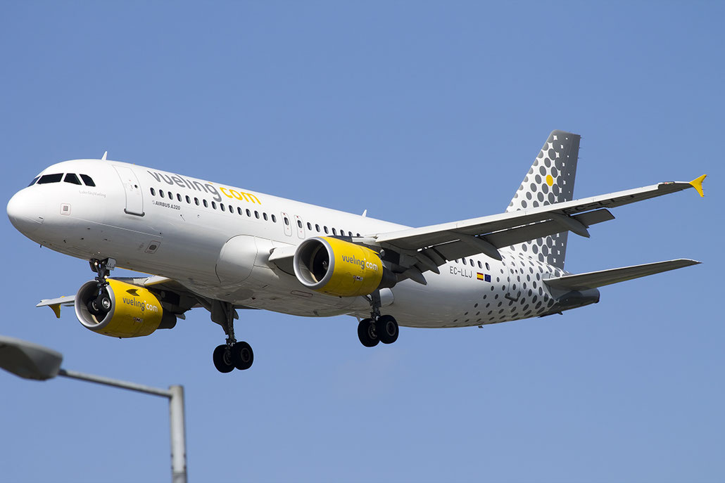 EC-LLJ A320-214 4661 Vueling Airlines @ London Heathrow Airport 13.05.2015 © Piti Spotter Club Verona