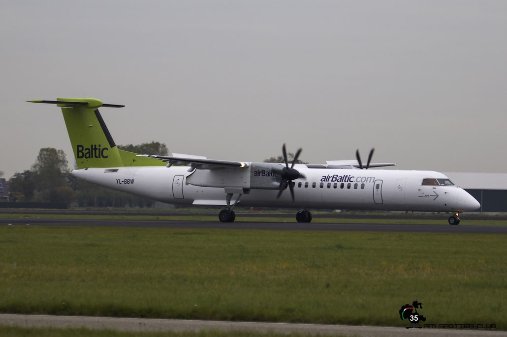 YL-BBW DHC-8-402 4448 airBaltic @ Amsterdam Airport 24.10.2015 © Piti Spotter Club Verona